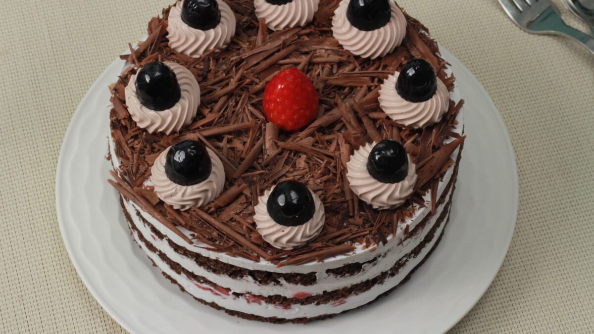 Indulge in the Ultimate Creamy Cocoa Forest Cake by Truuffo – Patna’s Dream Dessert!